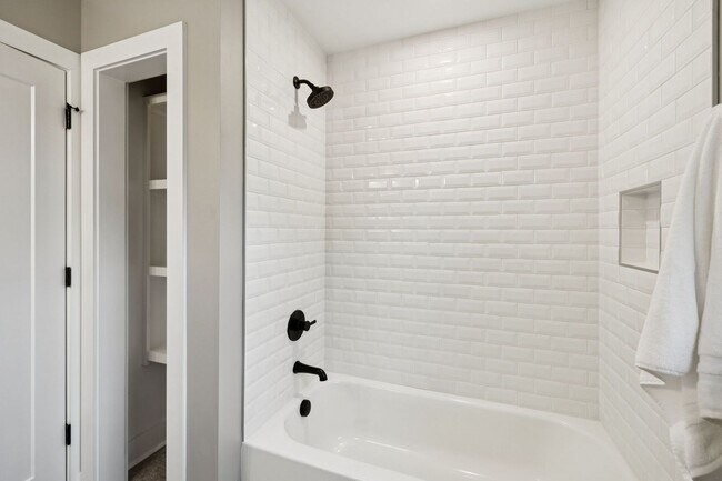 Building Photo - 215 Ash Dr