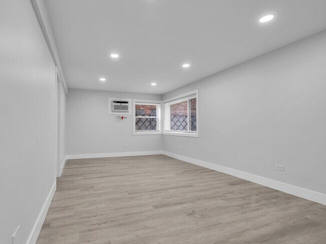 Building Photo - 6751 N Olmsted Ave