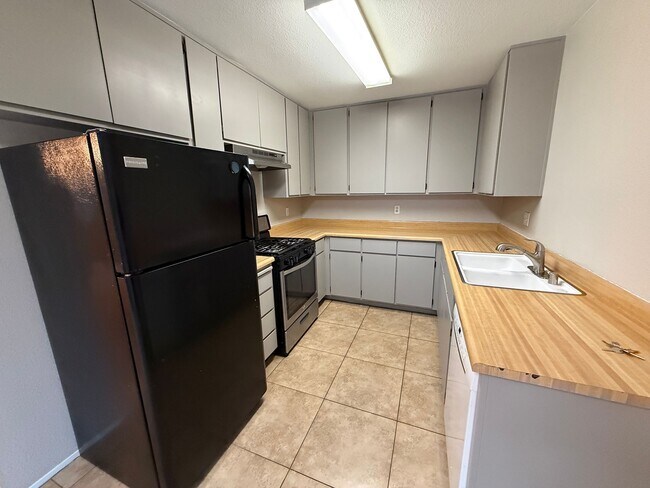 Building Photo - 615 Oriole Ave