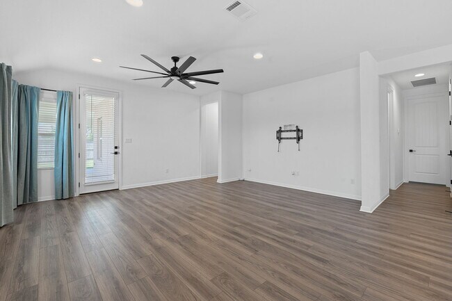 Building Photo - 132 Rocking Chair Dr