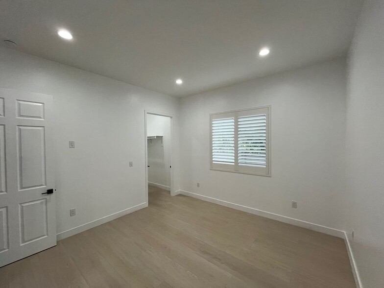 Building Photo - 8684 Oasis Ave