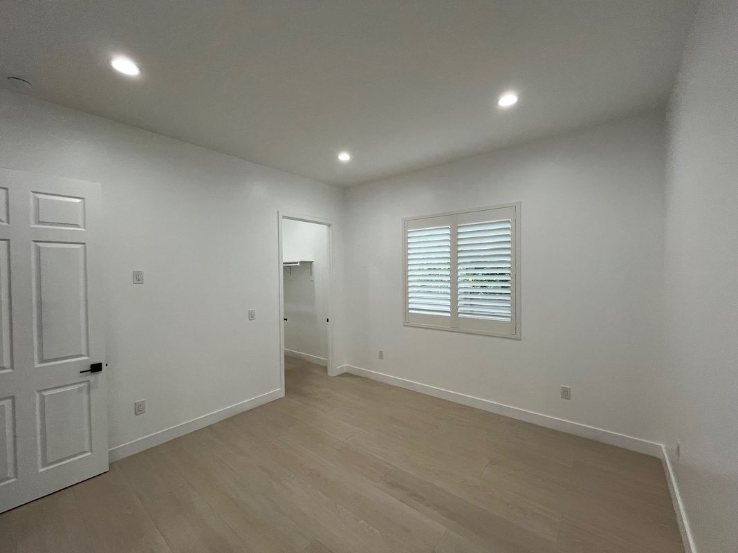 Building Photo - 8684 Oasis Ave