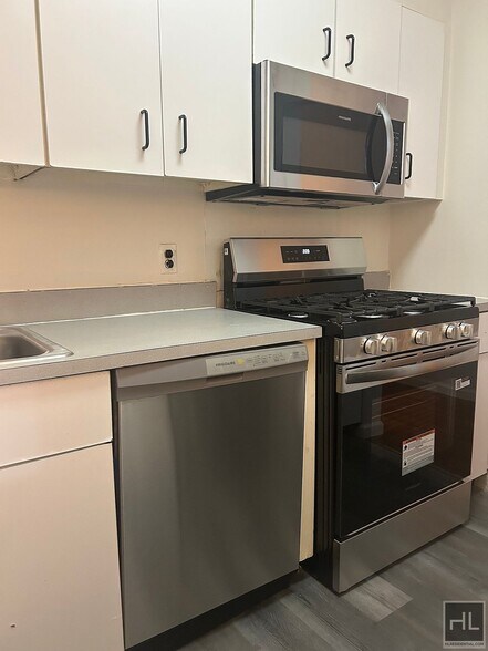 Building Photo - Steps to Central Park & Subways: Massive Kingsize 1BR at St Nicholas Court Condominium