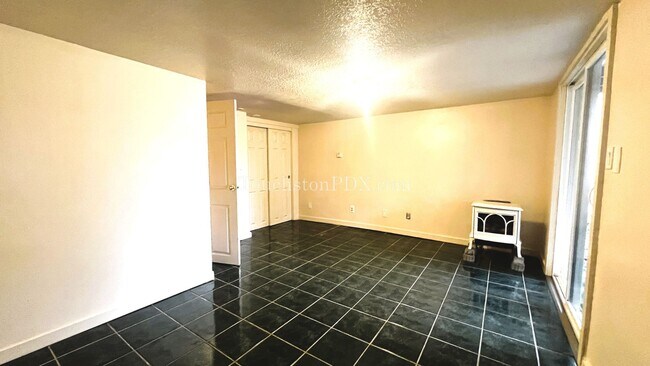 Building Photo - Large 2 Bed / 1 Bonus Room in the Brooklyn Neighborhood off SE Milwaukie Ave.
