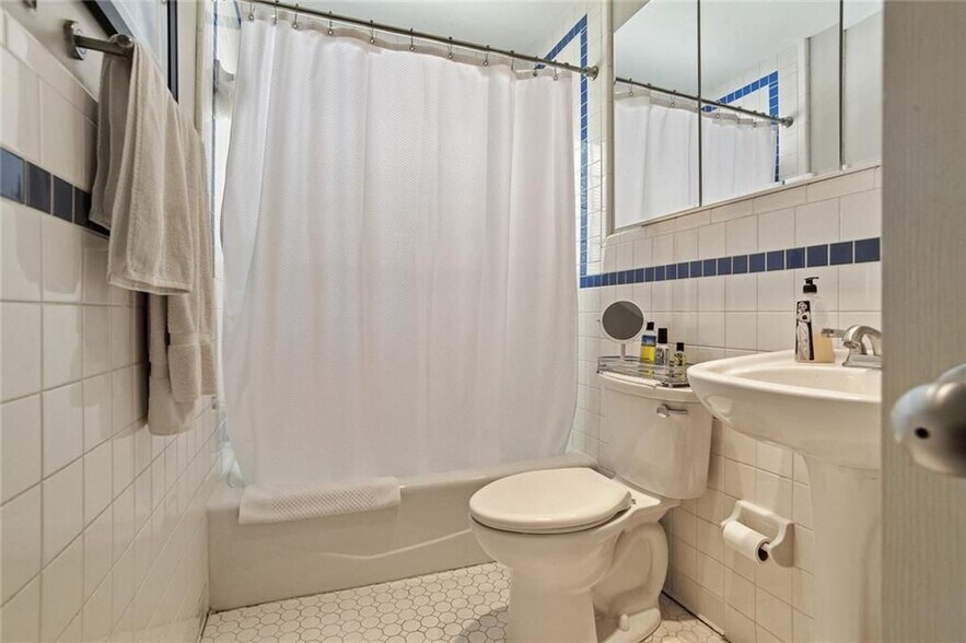 Building Photo - 2056 Arlington Ave NE