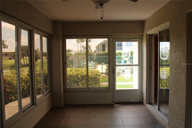 Building Photo - 1702 Fairway Trce