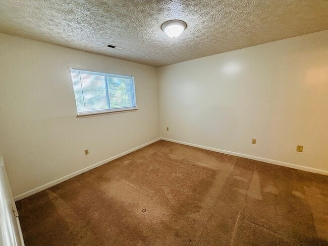 Building Photo - 3 Bedroom, 2 Bath Apartment