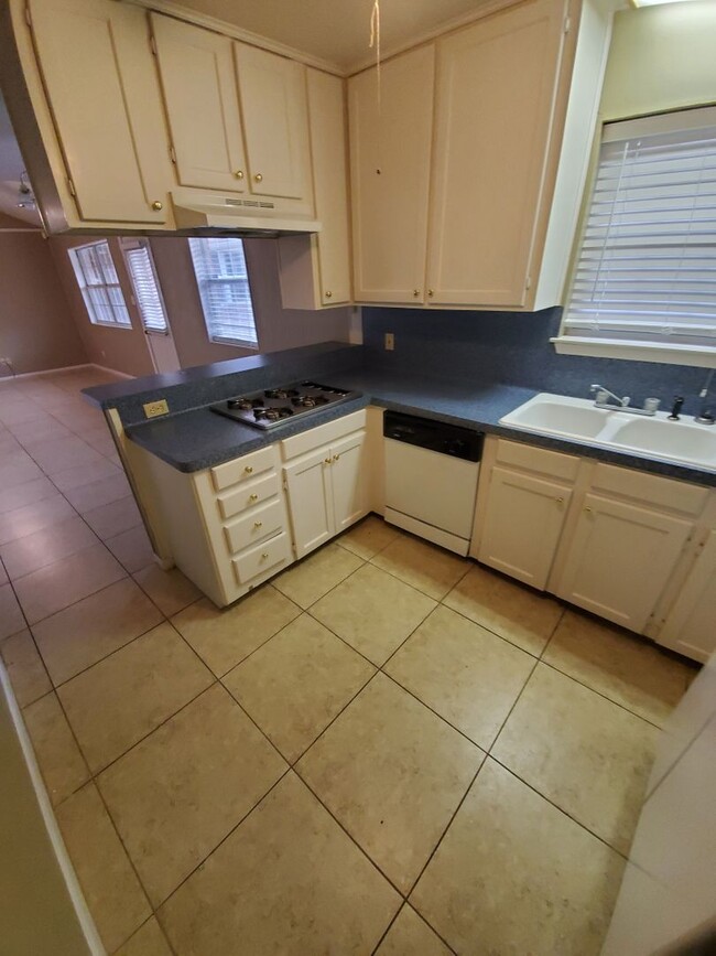 Building Photo - College Station - 3 Bedrooms / 2 bath Hous...