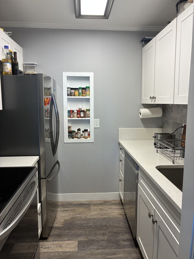 Building Photo - 511 Robin Dr