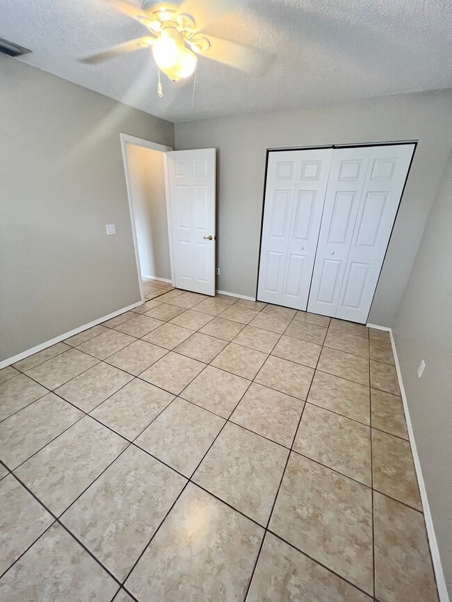 Building Photo - COZY 3 BEDROOM, 2 BATH HOME WITH TILE & LAMINATE THROUGHOUT, PRIVATE SCREENED PATIO