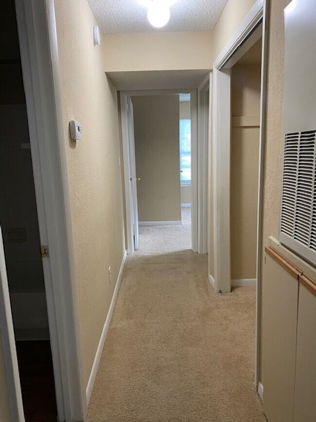 Building Photo - TWO MONTHS FREE RENT!/ 2 BEDROOM 2 BATHROO...
