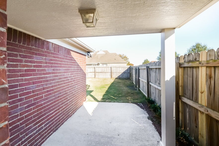 Building Photo - 8334 Regal Bend Dr