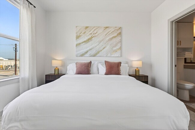 Building Photo - 1301 Leah Ave