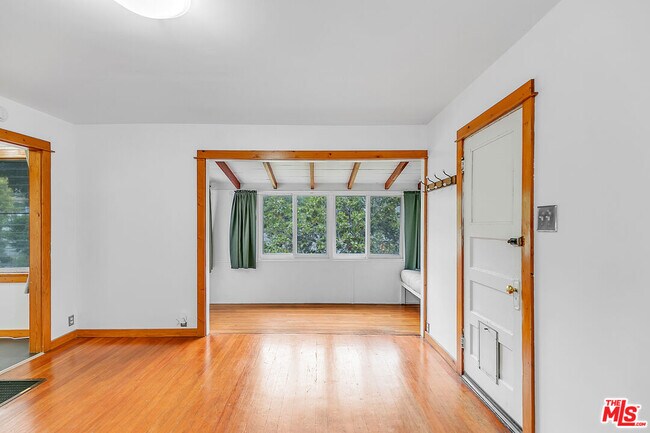 Building Photo - 2540 1/2 Glen Green St