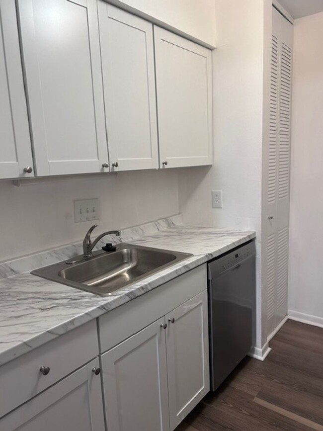 Building Photo - Available Now! Newly Rennovated 1 Bedroom ...