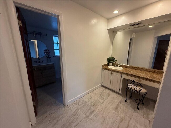 Building Photo - 619 Kensington Pl