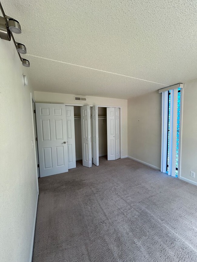 Building Photo - 2 Bedroom Corner Condo Available at Spanis...