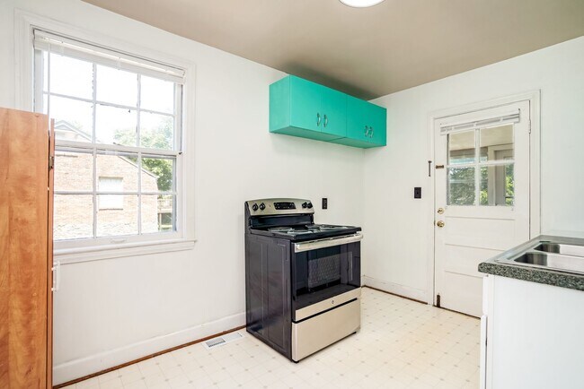 Building Photo - 2216-2218 Castleman Dr