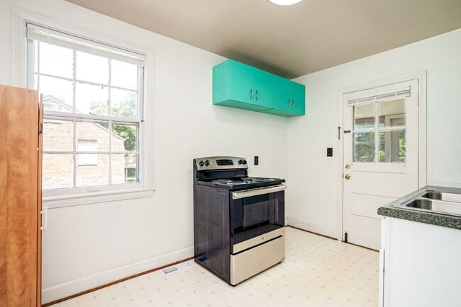 Building Photo - 2218 Castleman Dr
