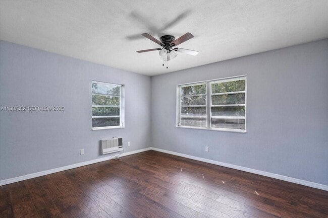 Building Photo - 1060 NE 166th St