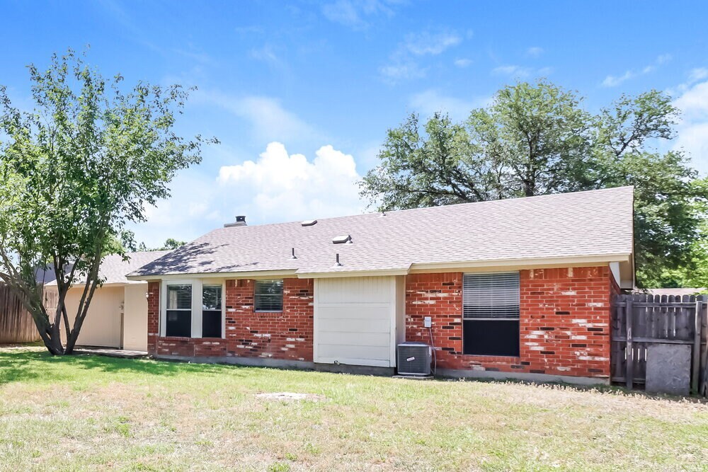 Building Photo - 2421 Homewood Trail
