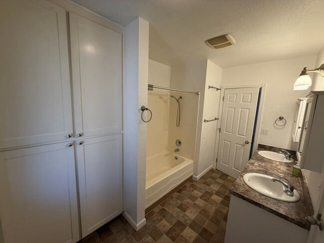 Building Photo - Beautiful 2 Bedroom on a Large Corner Lot!