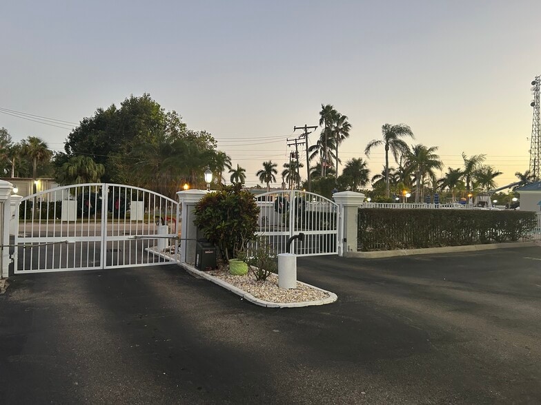 Building Photo - 2875 Palm Beach Blvd