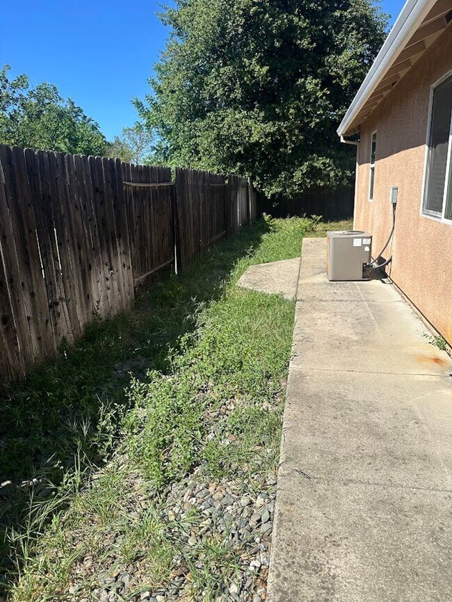 Building Photo - Well maintained home in desirable neighborhood!