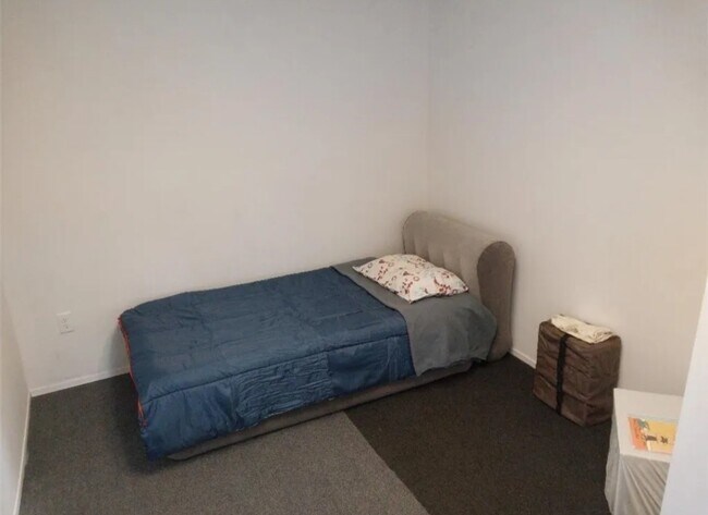 Building Photo - 868 Main St