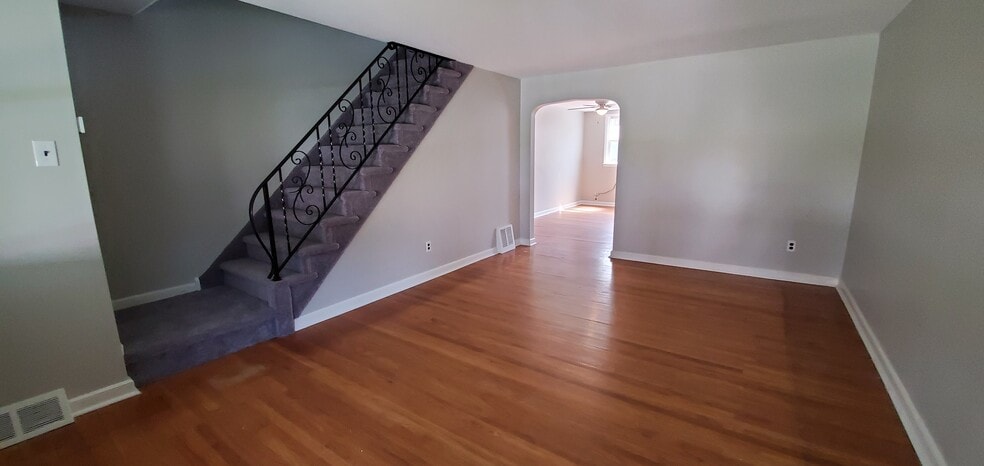 Building Photo - 717 Surrey Ln