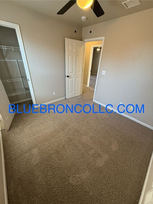 Building Photo - Beautiful 3-bedroom, 2-bathroom Duplex with attached garage