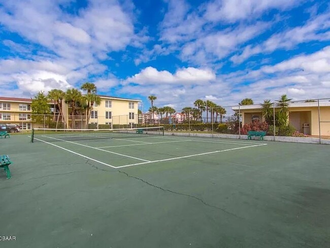 Building Photo - 719 S Beach St