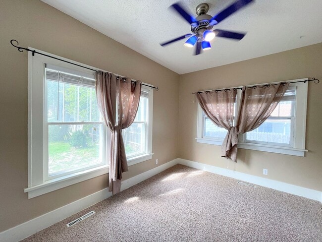 Building Photo - Spacious 3 bedroom home with finished base...