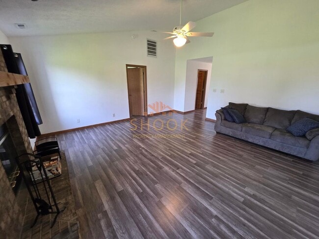 Building Photo - 3BR/2BA in East Side Lexington Farms!