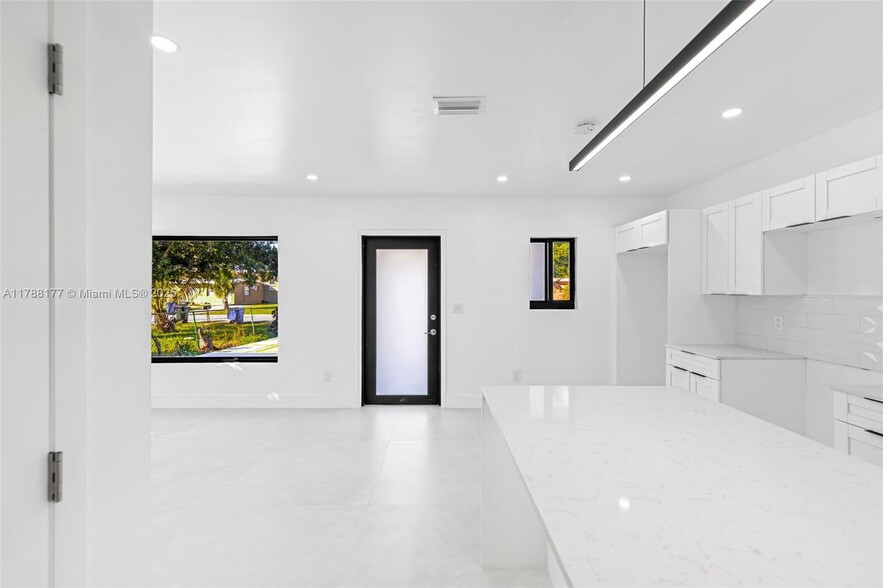 Building Photo - 1713 Lauderdale Manor Dr