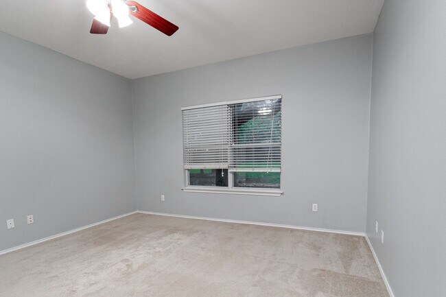 Building Photo - Inviting 4/BR 2/BA Home with Open Layout and Natural Light