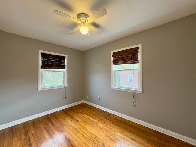 Building Photo - Charming 2 Bedroom/1 Bathroom Duplex Home ...