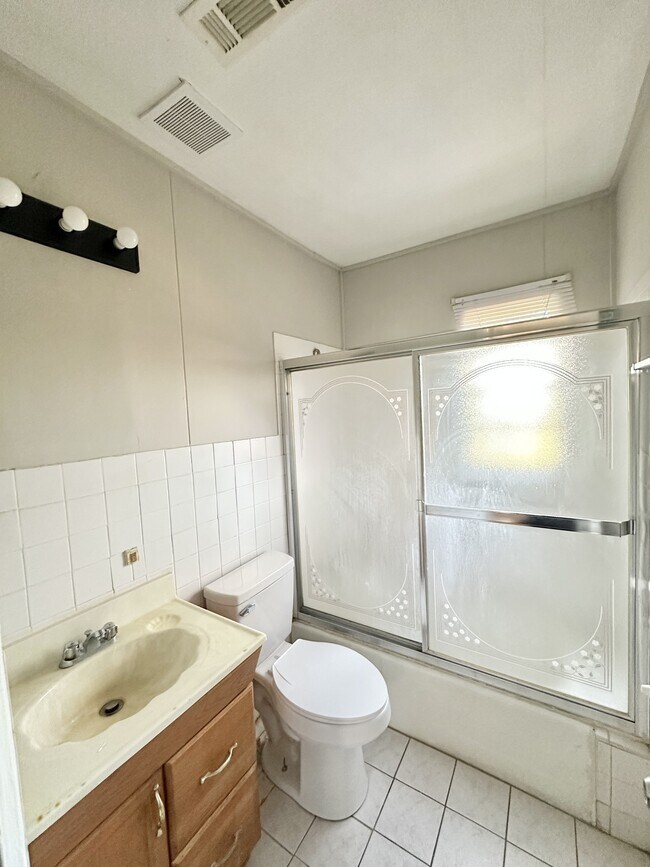 Building Photo - 249 Gloria Rd SW