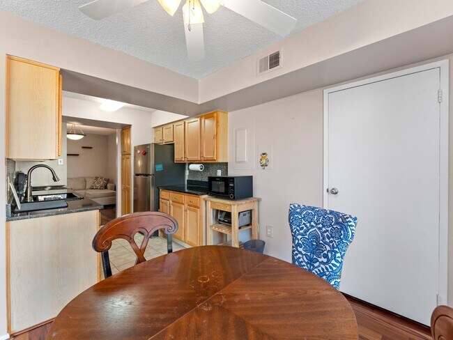 Building Photo - This beautiful 1 bed, 1 bath condo with ov...