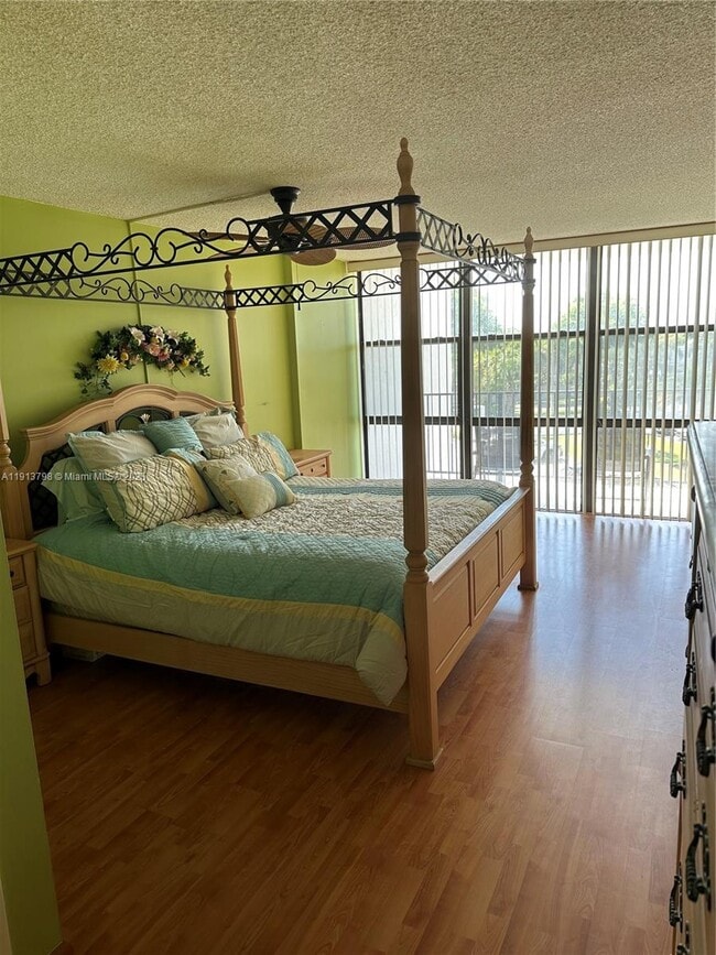 Building Photo - 1000 Parkview Dr