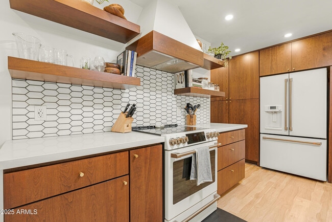 Building Photo - 1021 W Las Palmaritas Dr