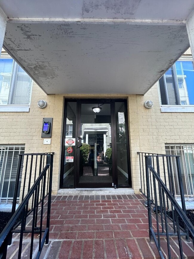 Building Photo - 705 Brandywine St SE