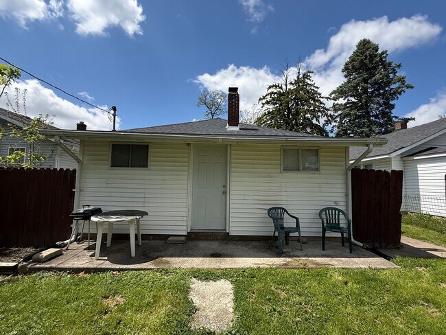 Building Photo - 3 Bedroom - Renovated - Exquisite