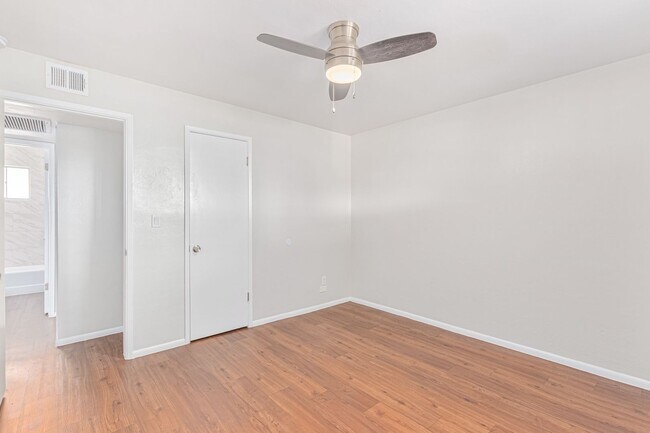 Building Photo - Renovated 2 bed | 1 bath - Central Tempe Location!