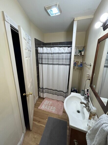 Building Photo - 2154 W Clifton Ave