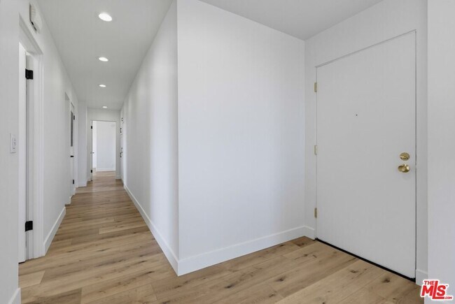 Building Photo - 435 N Oakhurst Dr