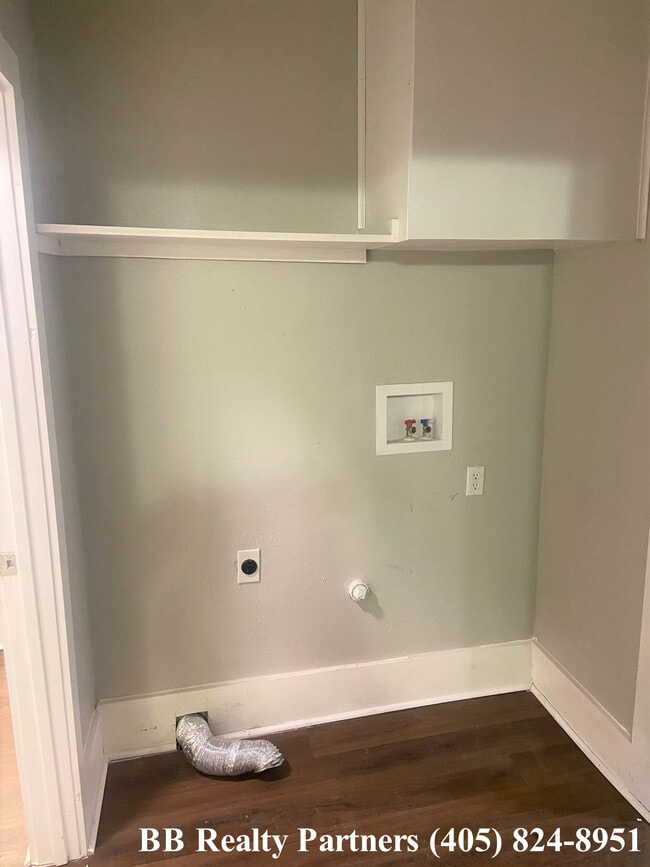 Building Photo - 1121 S Quaker Ave