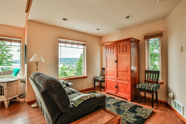 Building Photo - Furnished Greenbank Home with Water View and Bocce Ball!