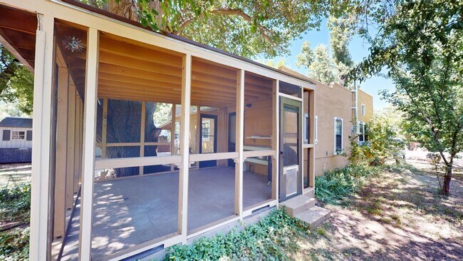 Building Photo - 605 Encino St