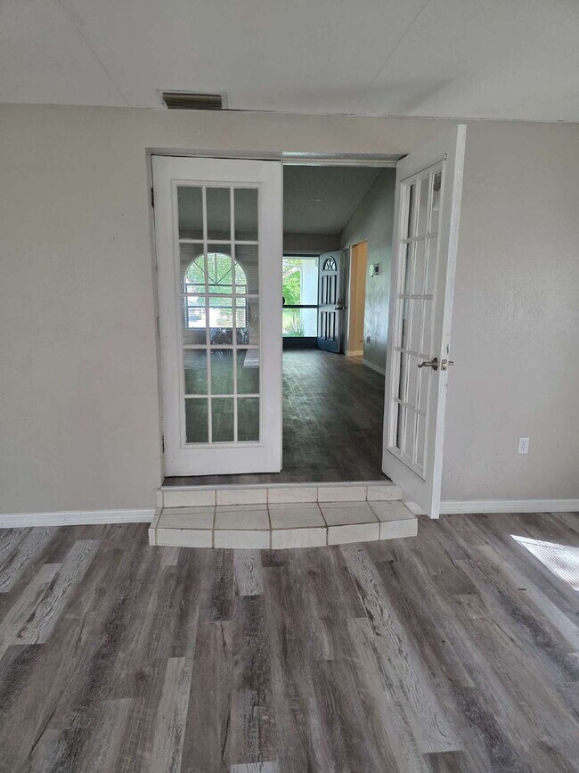 Building Photo - 3 bedroom home in Historic Tarpon Springs